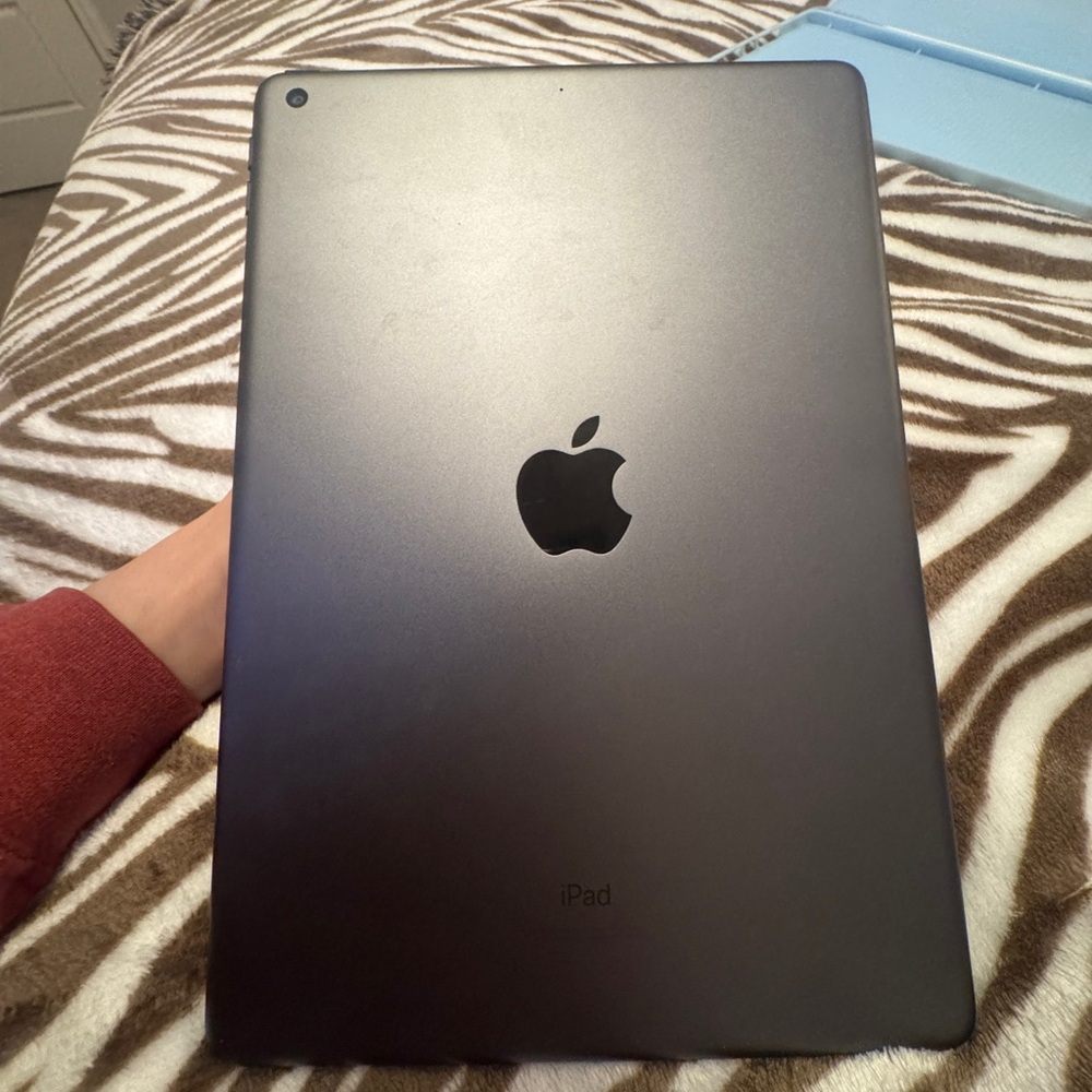 2019 APPLE IPAD • PERFECT LIKE NEW CONDITION • 128GB • SPACE GRAY • WI-FI
